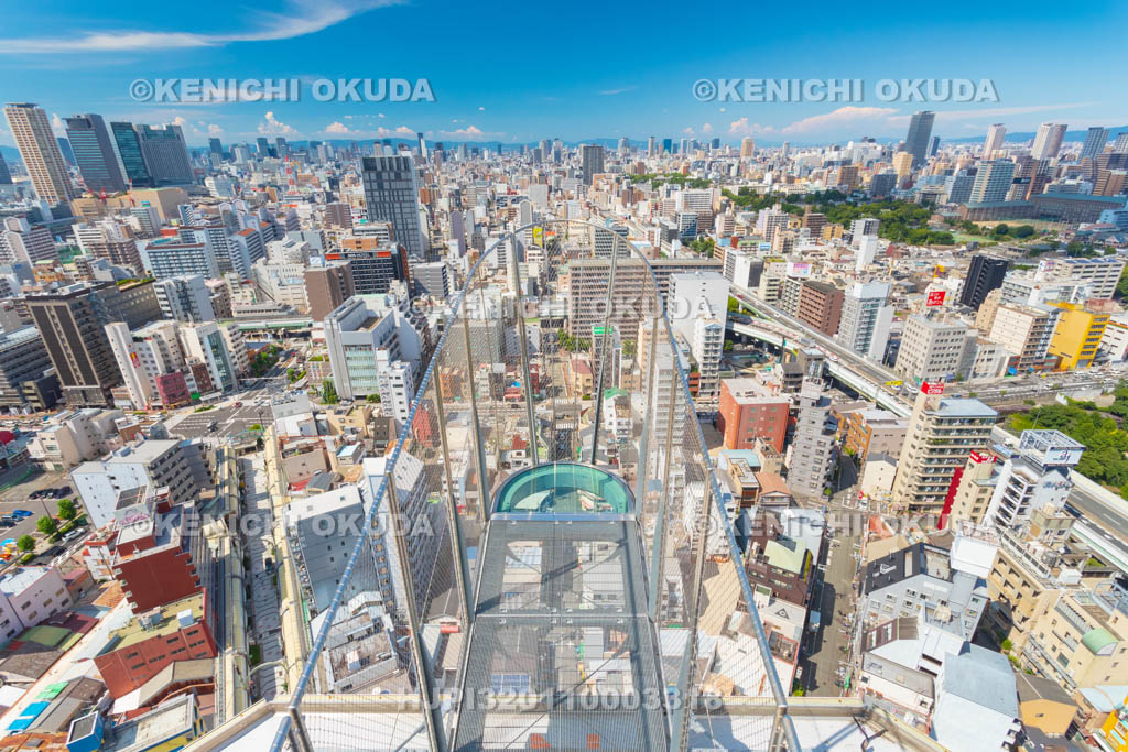 大阪府　通天閣の跳ね出し展望台と北側の眺望