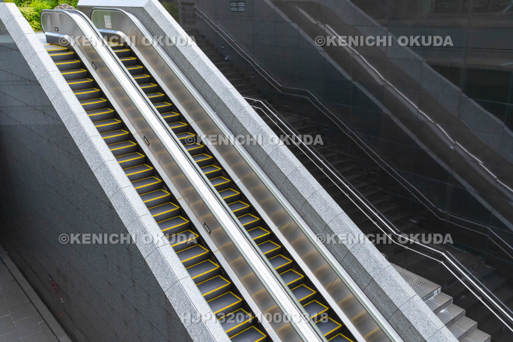 大阪府　エスカレーターと階段