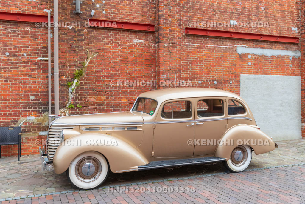 大阪府　築港赤レンガ倉庫とクラシックカー