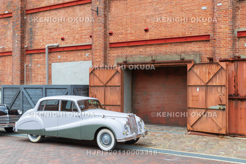 大阪府　築港赤レンガ倉庫とクラシックカー