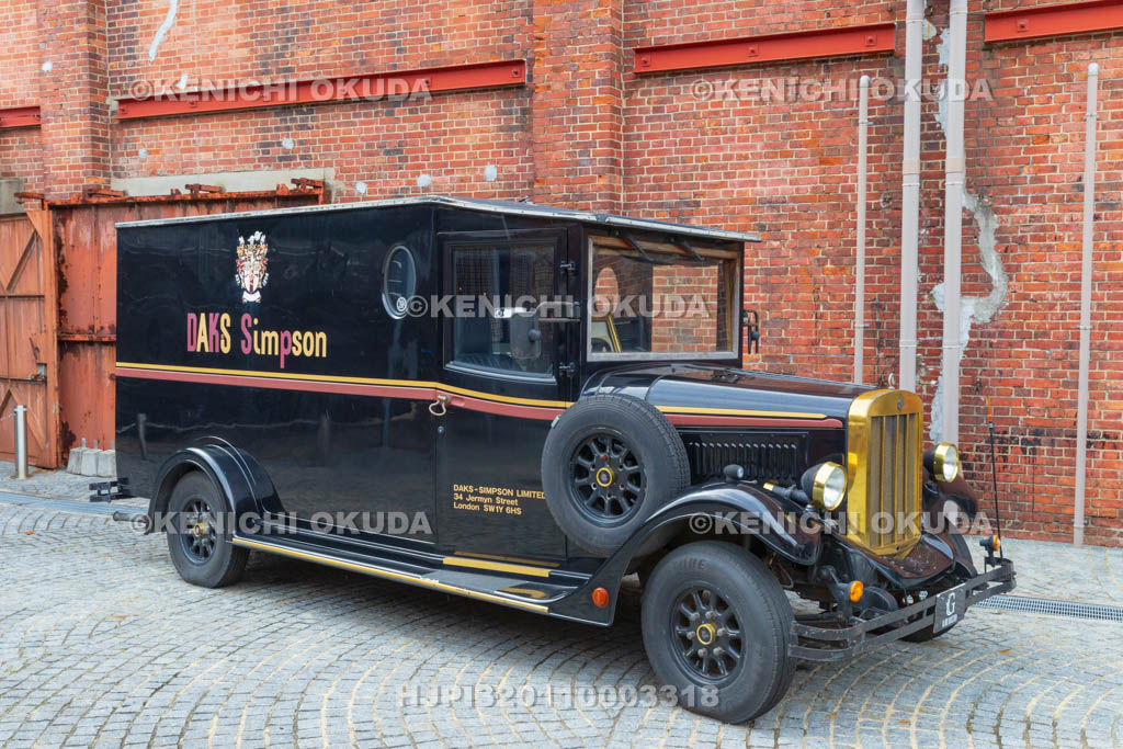 大阪府　築港赤レンガ倉庫とクラシックカー