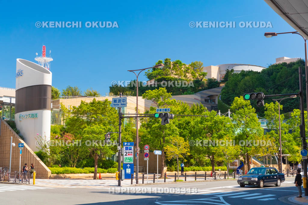 大阪府　なんばパークスと難波中交差点