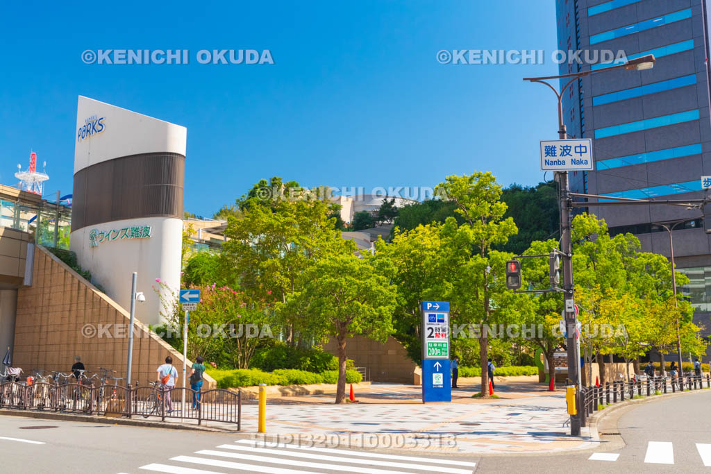 大阪府 なんばパークスと難波中交差点