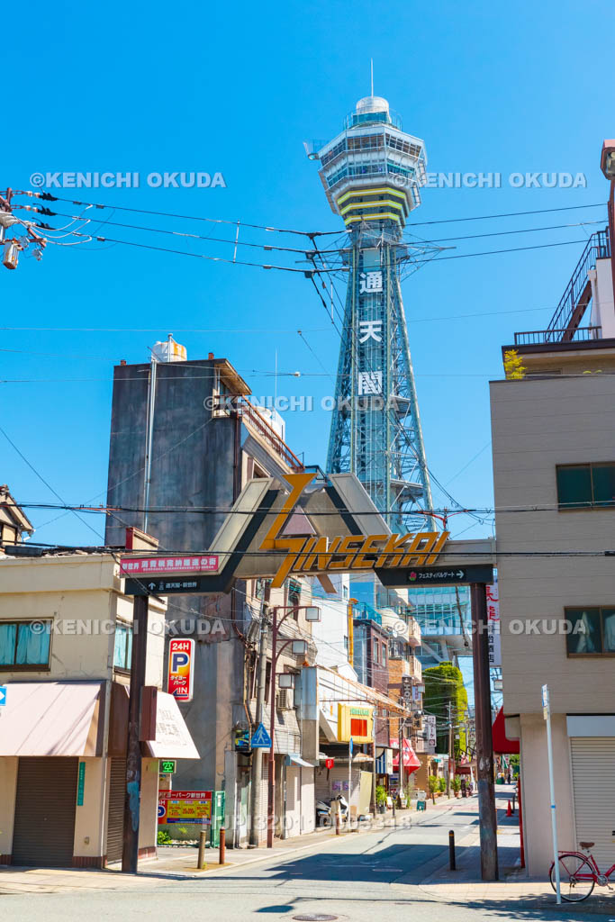 大阪府　通天閣と新世界の街並み