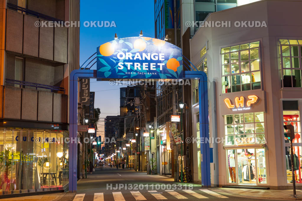 大阪府　夜のオレンジストリート（立花通り）