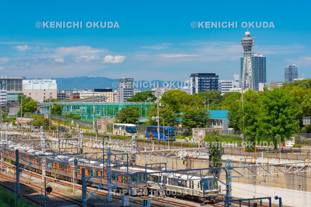 大阪府　JR大阪環状線と通天閣方面の眺望