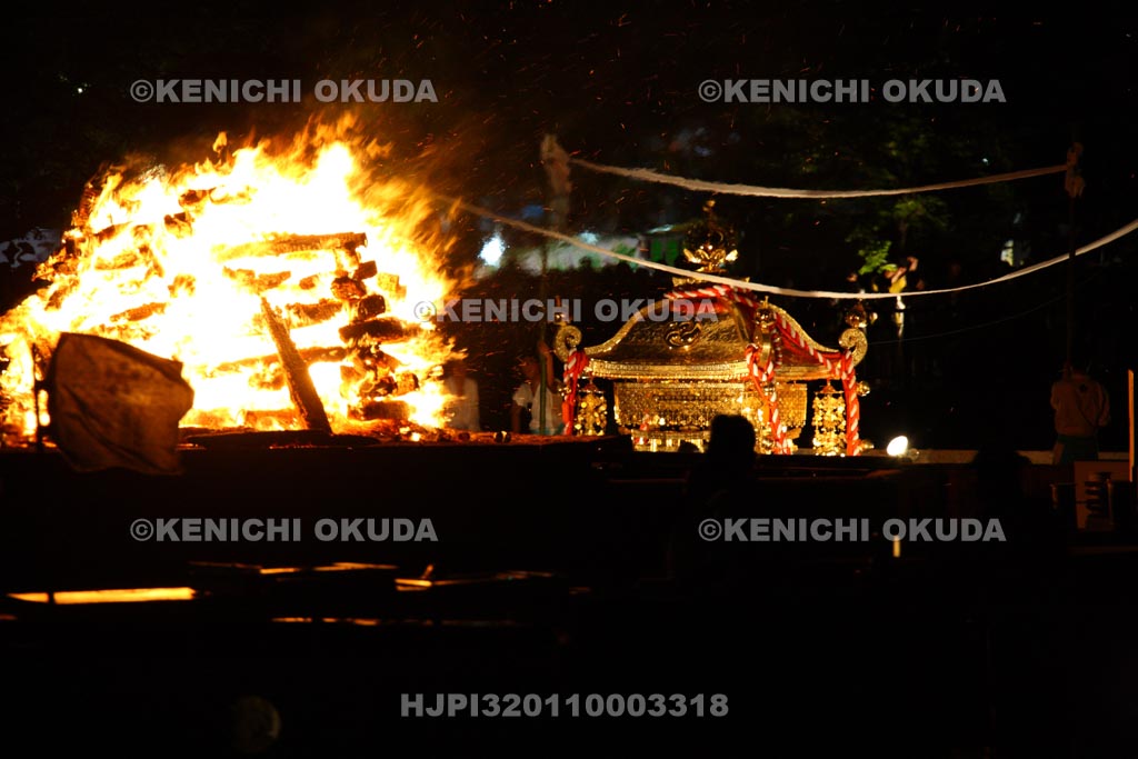 大阪府　天神祭　船渡御　かがり火と玉神輿