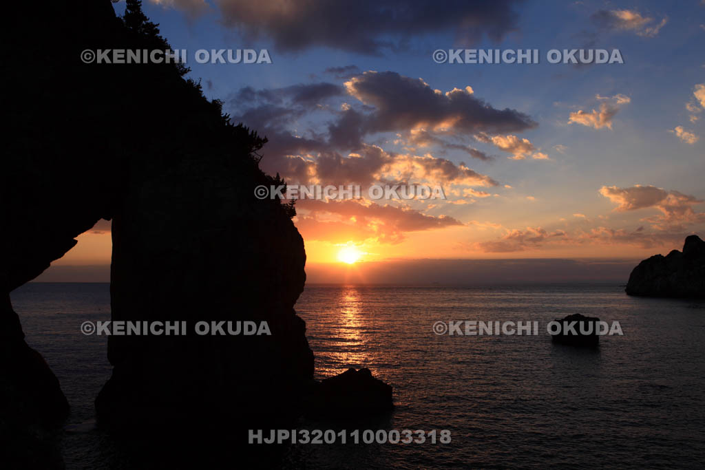 和歌山県　立巌岩と夕陽