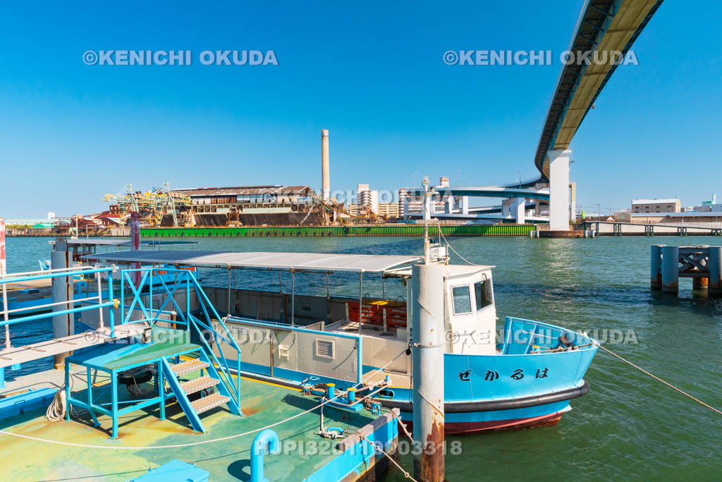 大阪府　千本松渡船場（大正区側）と千本松大橋