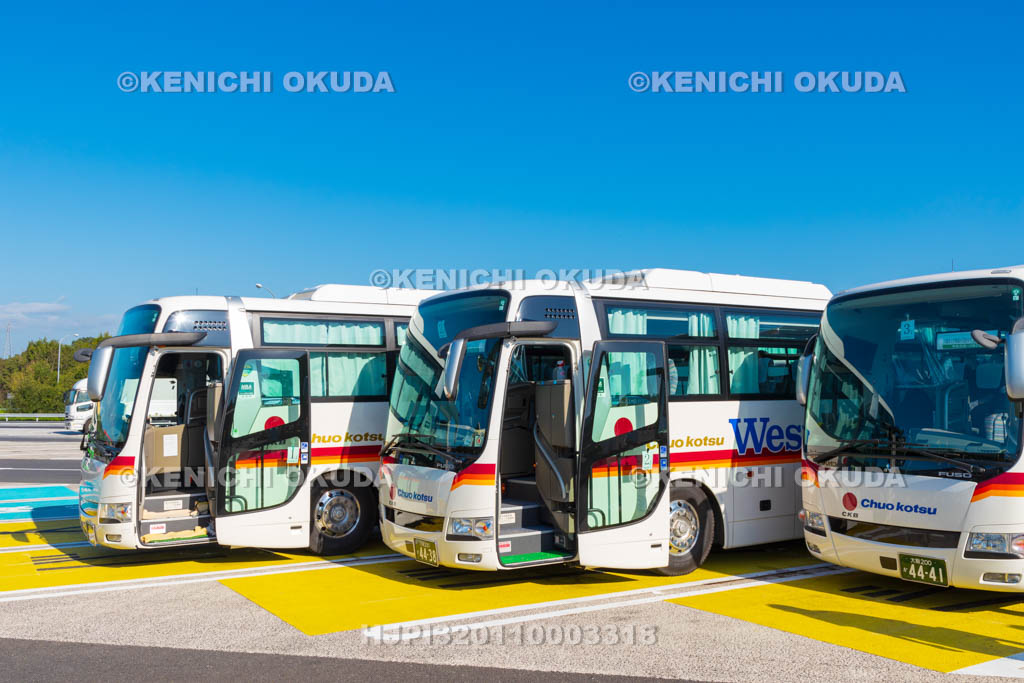 兵庫県 三木SA(下り)に停車中の観光バス