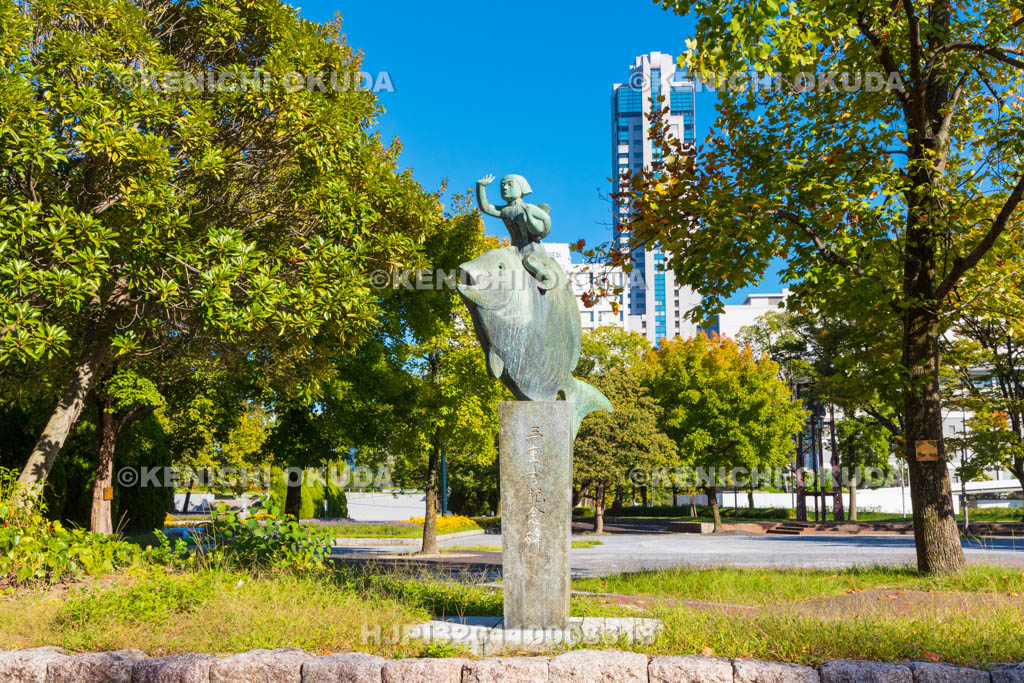 広島県　鈴木三重吉記念碑「夢に乗る」