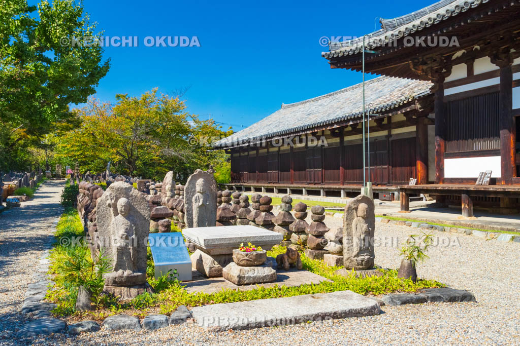 奈良県　元興寺　獅子国型仏足石付近