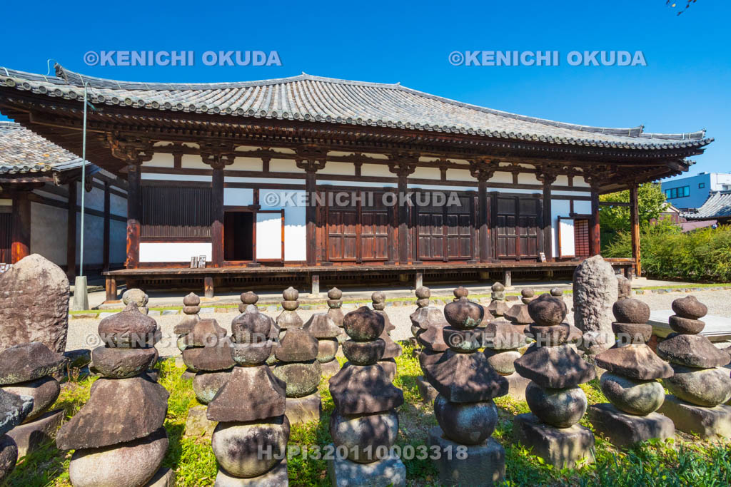 奈良県　元興寺　極楽堂（本堂）と浮図田