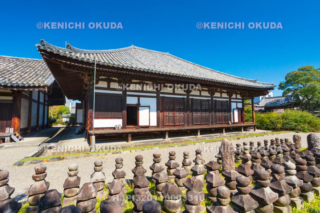 奈良県　元興寺　極楽堂（本堂）と浮図田