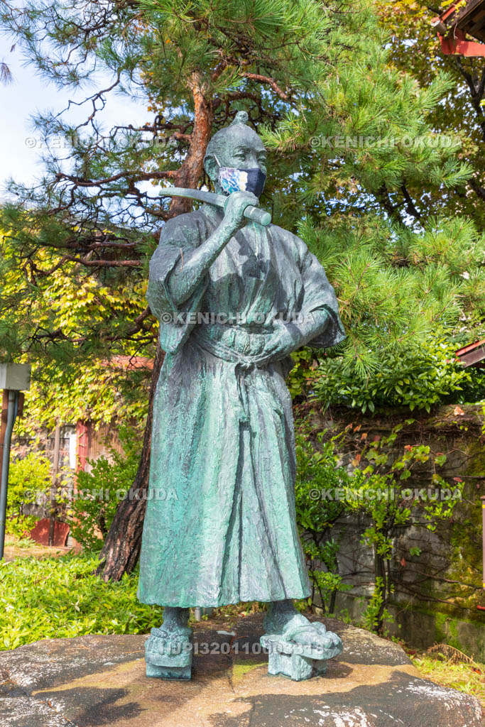 岐阜県　飛騨高山　若き日の山岡鉄舟像（コロナ禍）