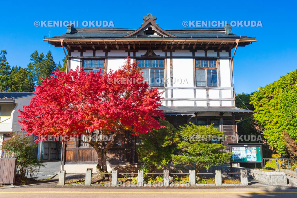 和歌山県　紅葉と高野幹部交番