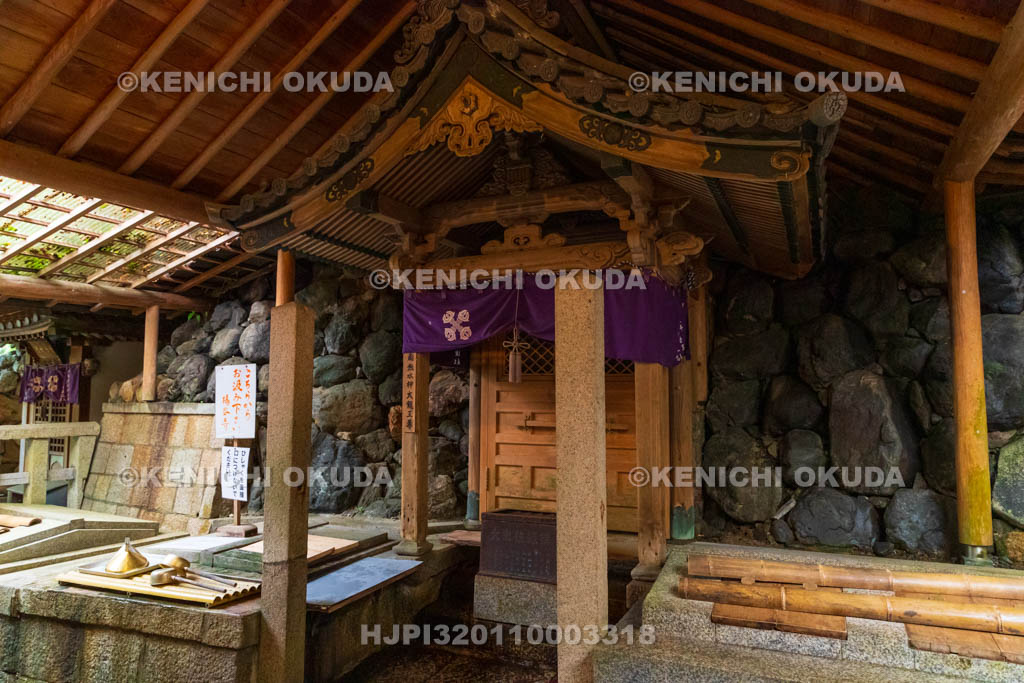 京都府　柳谷観音楊谷寺　独鈷水（おこうずい）