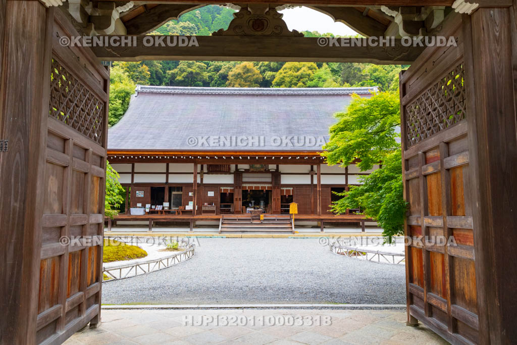 京都府　嵯峨野　二尊院　勅使門から望む本堂