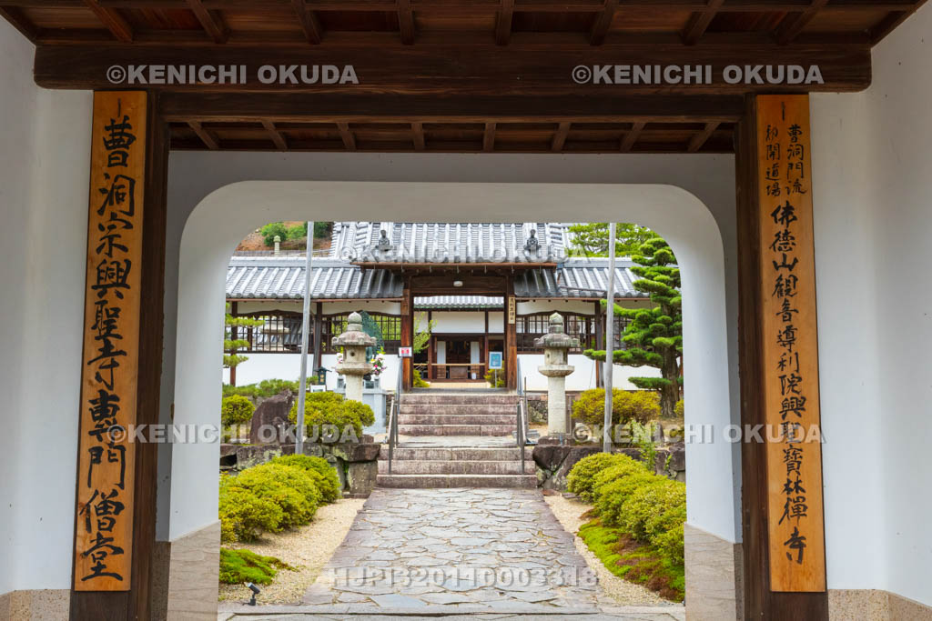 京都府　宇治市　興聖寺　山門（楼門）から望む薬医門（中雀門）