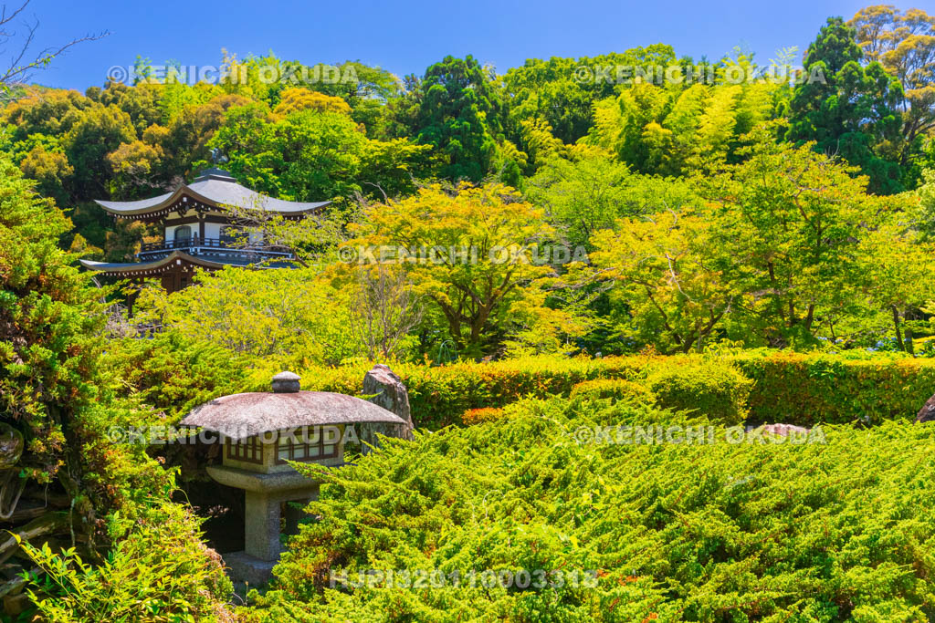 京都府　勧修寺（かじゅうじ）　勧修寺型灯篭と観音堂