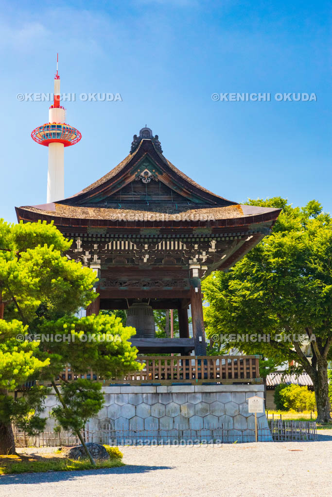 京都府　東本願寺　鐘楼と京都タワー