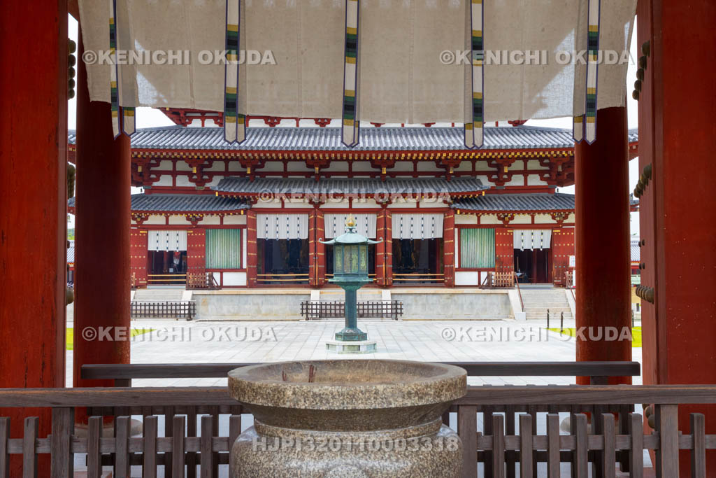 奈良県　薬師寺　中門から望む金堂