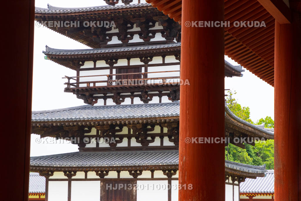 奈良県　薬師寺　東回廊から望む東塔（国宝）