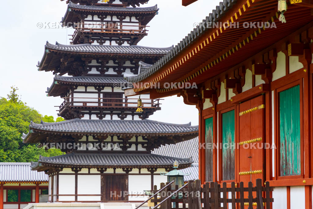 奈良県　薬師寺　東塔（国宝）と西塔