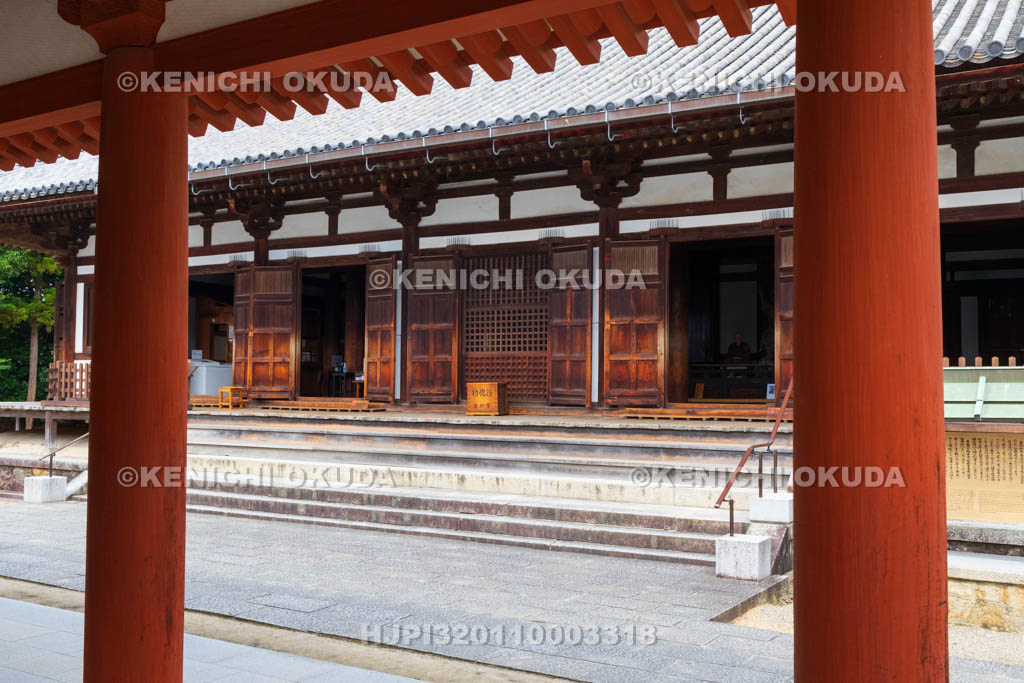 奈良県　薬師寺　東回廊から望む東院堂（国宝）