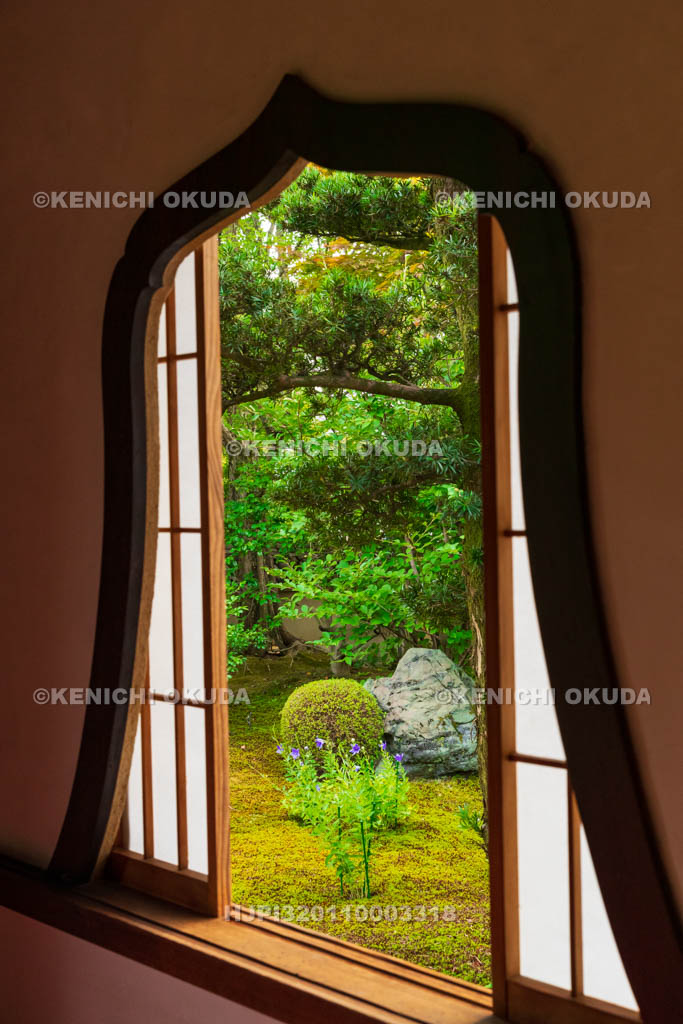京都府　東福寺塔頭　天得院　火灯窓と庭園