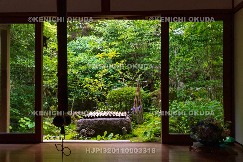 京都府　大原の里　宝泉院　囲炉裏の部屋から望む庭園