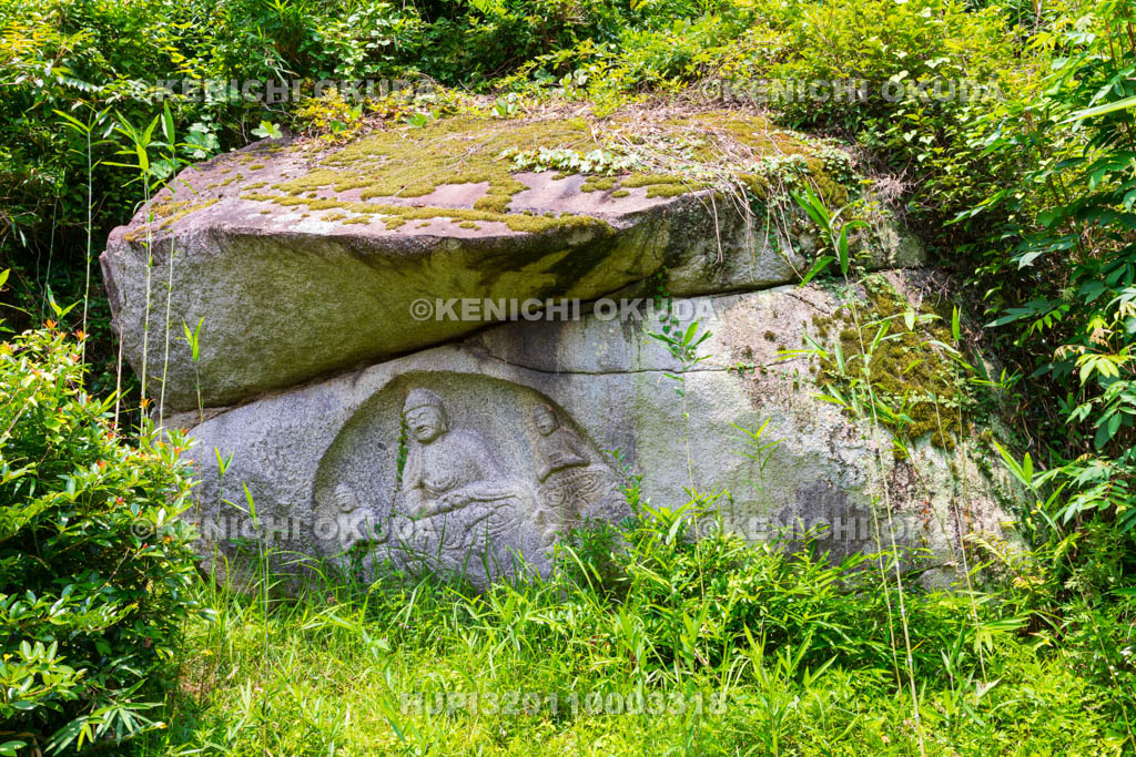 京都府　当尾の里　わらい仏（岩船阿弥陀三尊磨崖仏）
