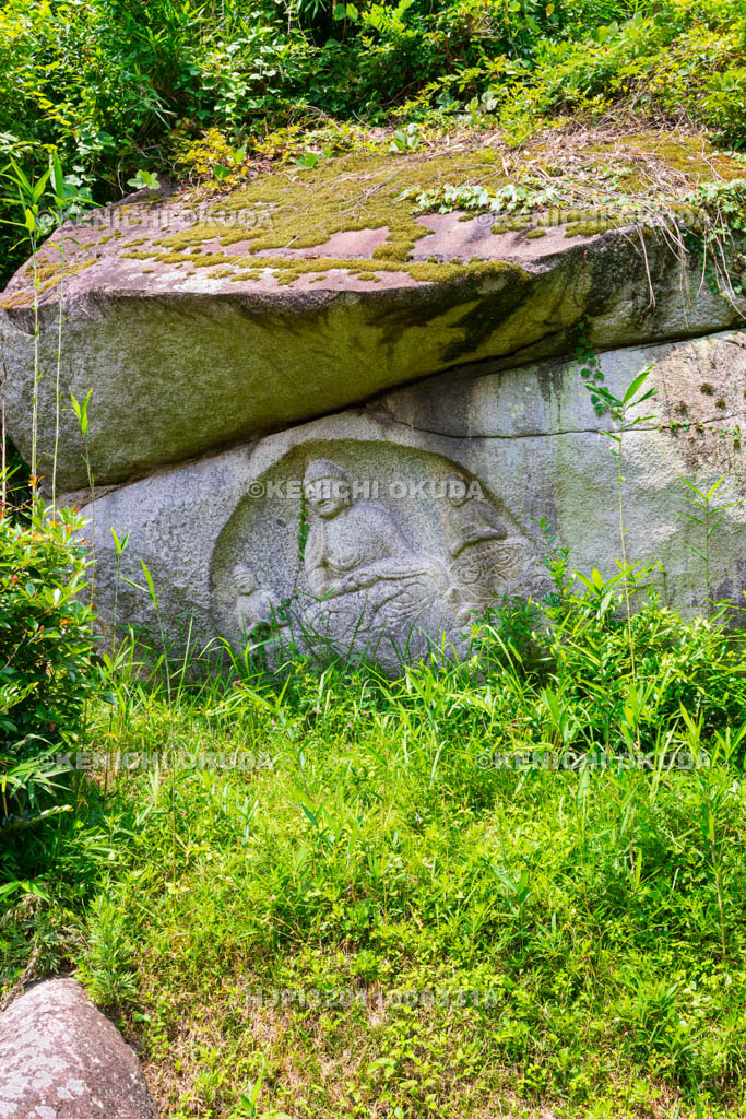 京都府　当尾の里　わらい仏（岩船阿弥陀三尊磨崖仏）