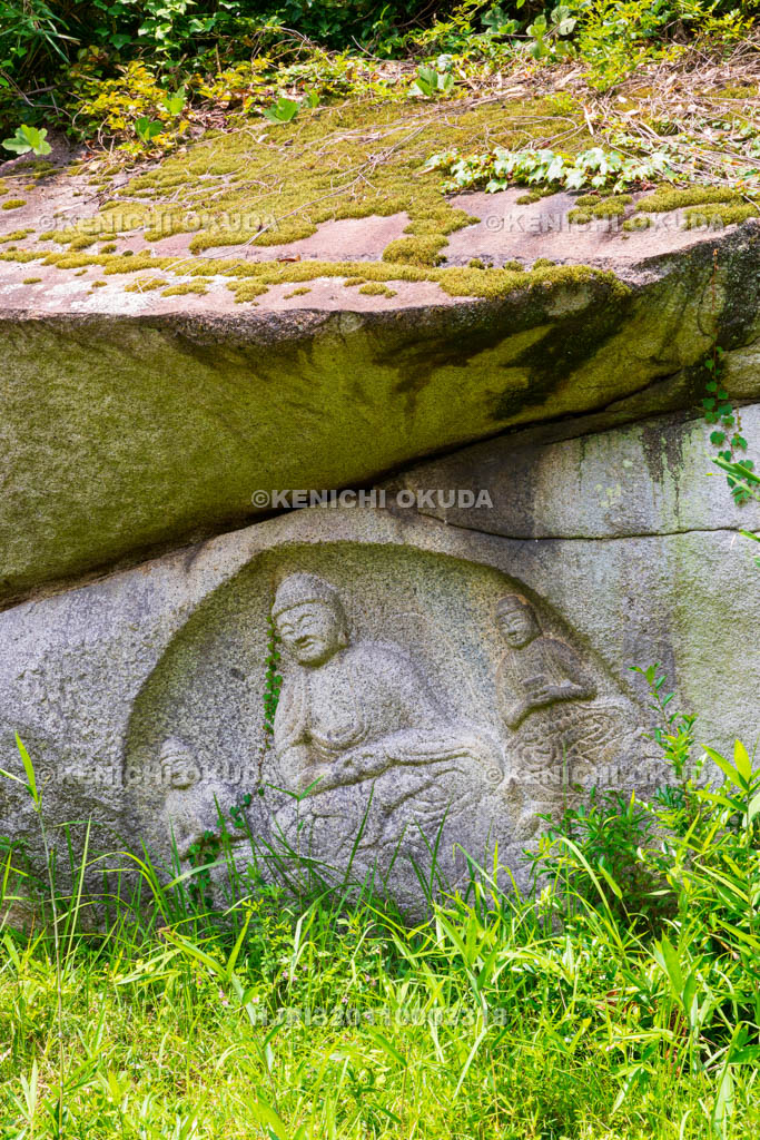 京都府　当尾の里　わらい仏（岩船阿弥陀三尊磨崖仏）