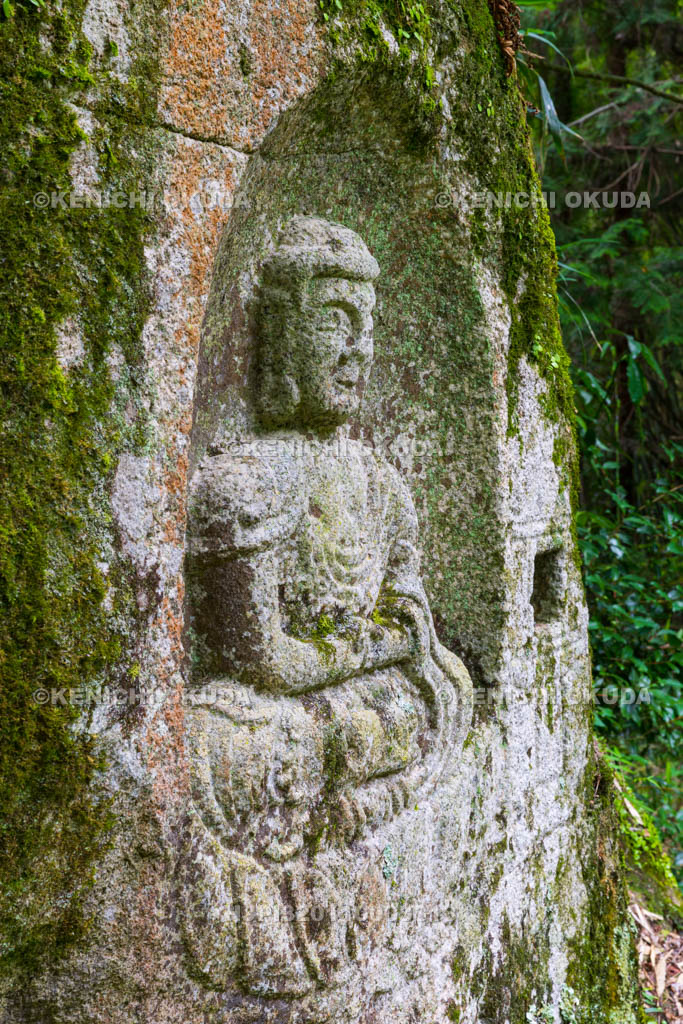 京都府　当尾の里　カラスの壷二尊（阿弥陀地蔵磨崖仏）　阿弥陀如来