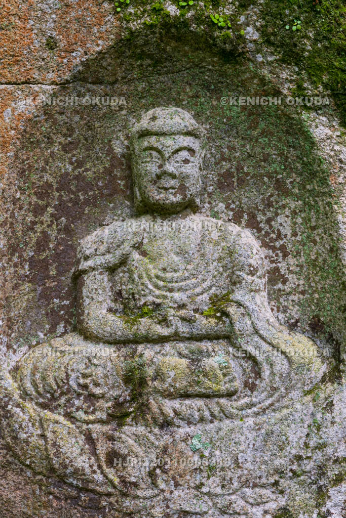 京都府　当尾の里　カラスの壷二尊（阿弥陀地蔵磨崖仏）　阿弥陀如来