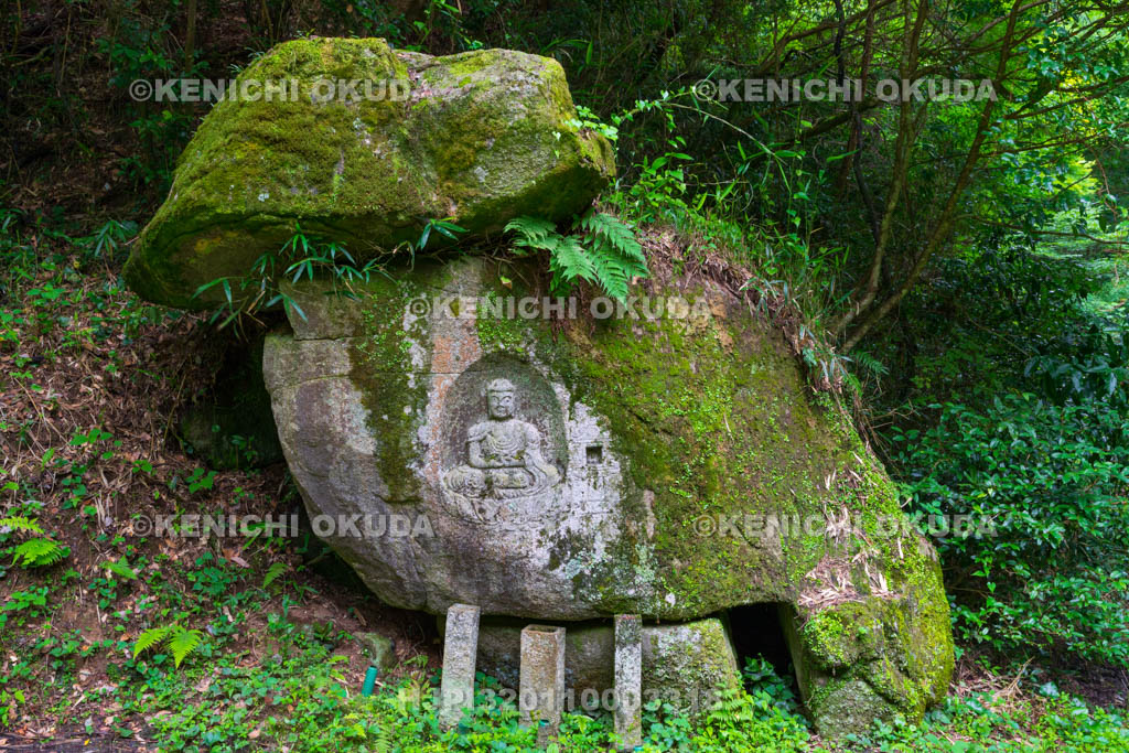 京都府　当尾の里　カラスの壷二尊（阿弥陀地蔵磨崖仏）