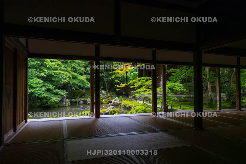 京都府　蓮華寺　書院から望む新緑の庭園