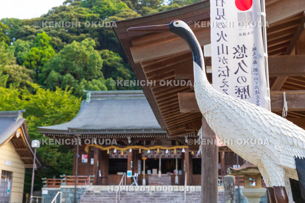 島根県　物部神社　狛鶴と拝殿