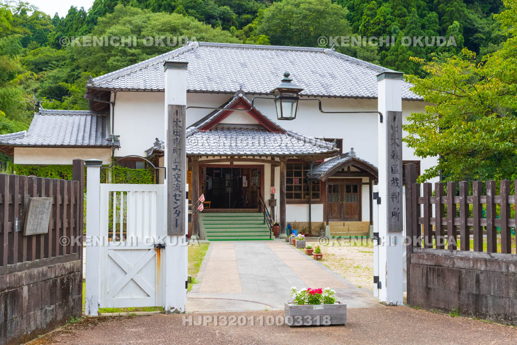 島根県　石見銀山　大森銀山地区（大森の町並み）　大田市町並み交流センター（旧大森区裁判所）