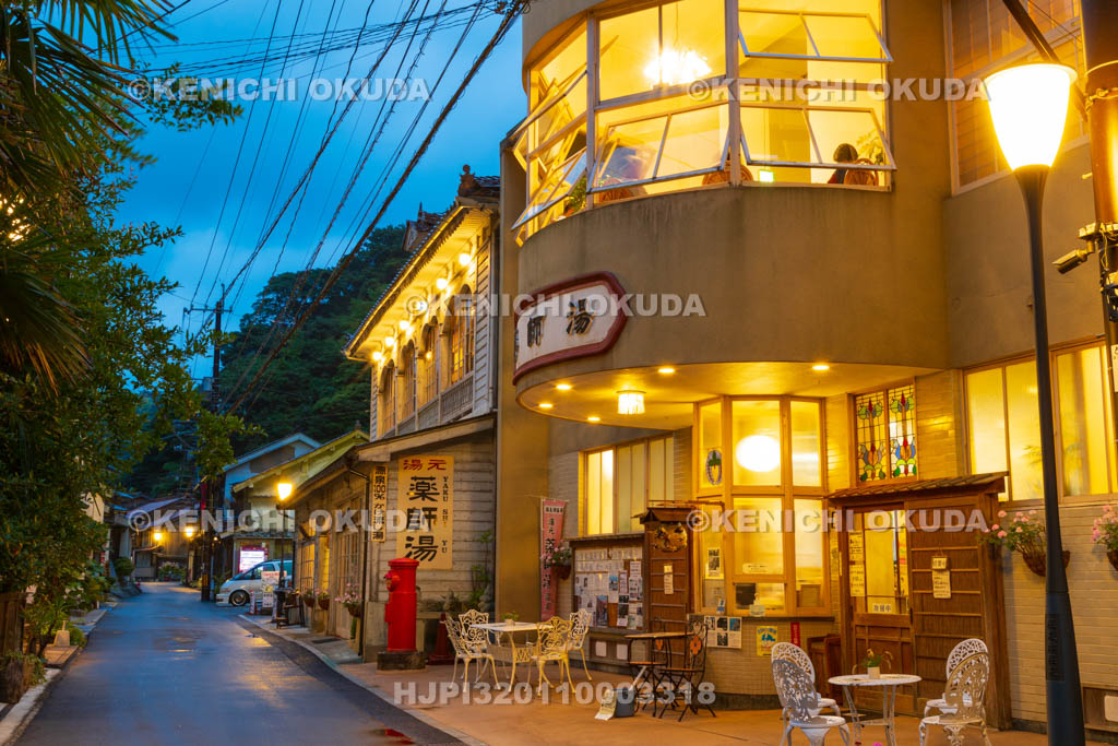 島根県　夜の温泉津温泉街　薬師湯付近