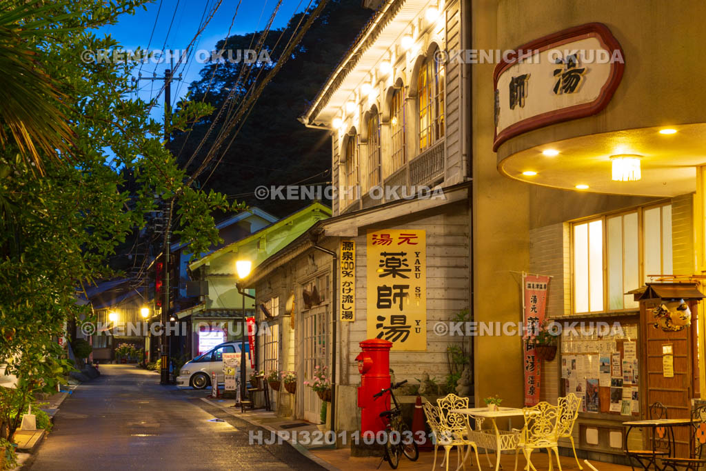 島根県　夜の温泉津温泉街　薬師湯付近