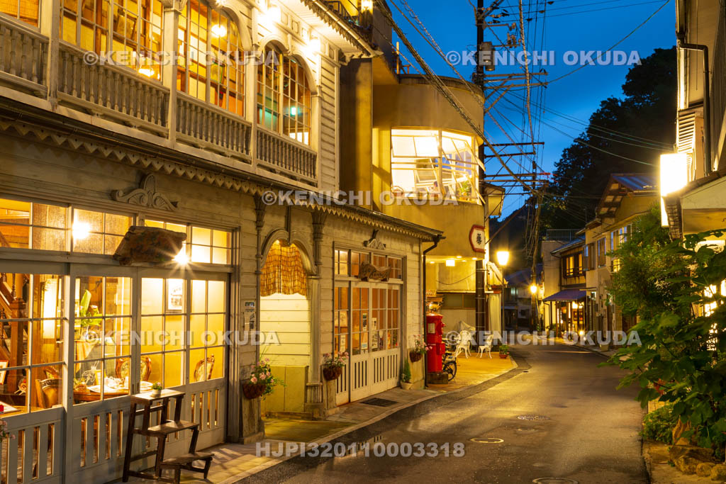 島根県　夜の温泉津温泉街　薬師湯旧館付近