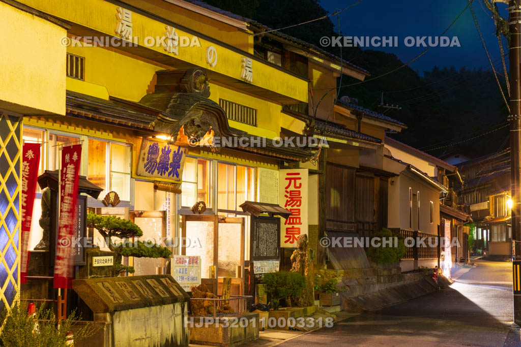 島根県　夜の温泉津温泉街　泉薬湯