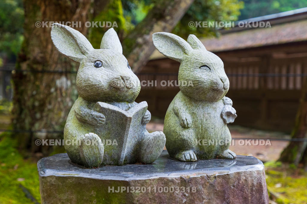 島根県　出雲大社　因幡の白兎像　本殿裏（瑞垣外）付近