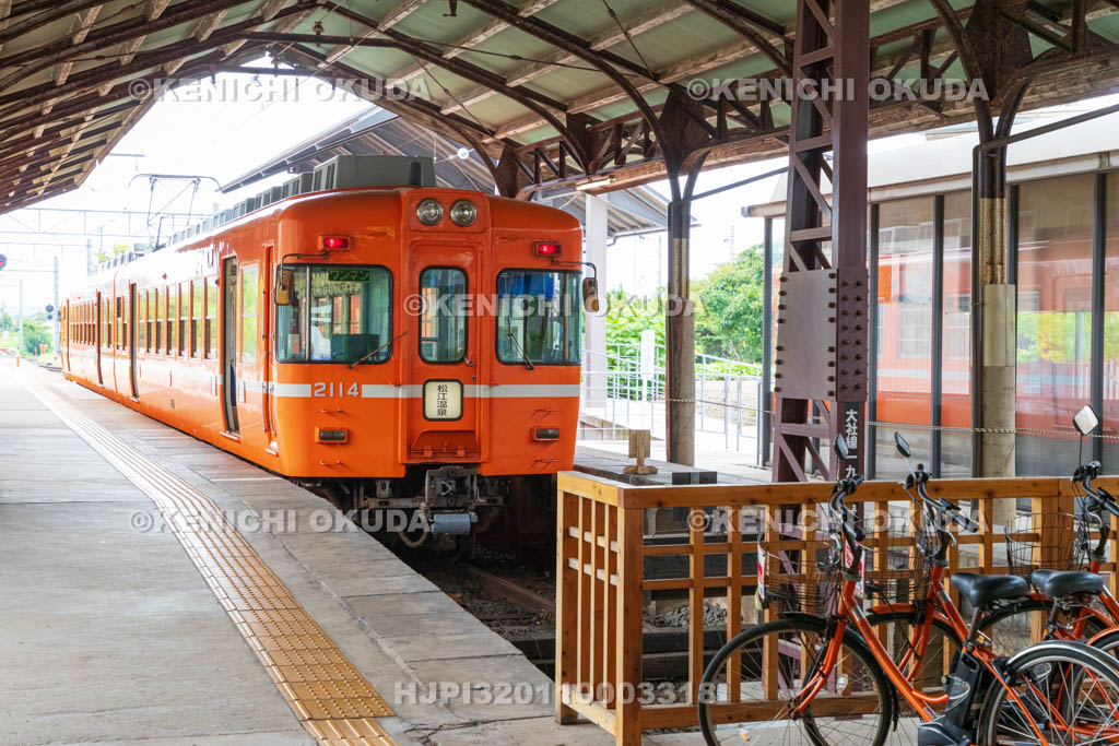 島根県　一畑電車　出雲大社前駅　停車中のデハ2110形電車