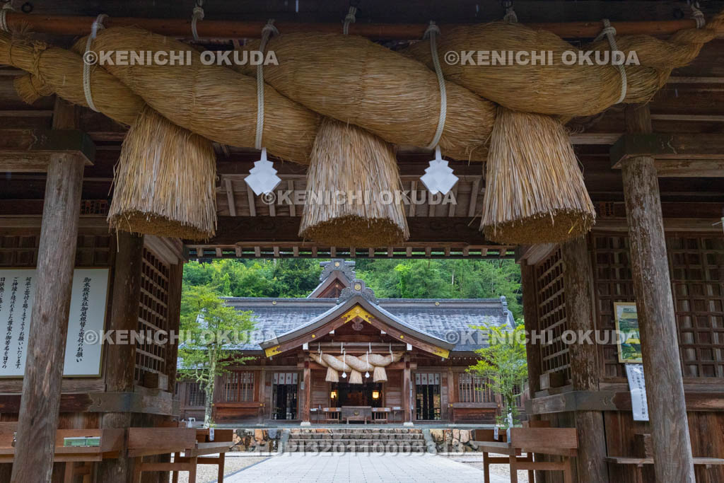 島根県　熊野大社　随神門から望む社殿