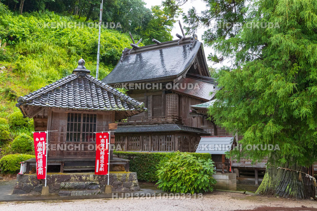 島根県　普賢院　大師堂と須我神社本殿