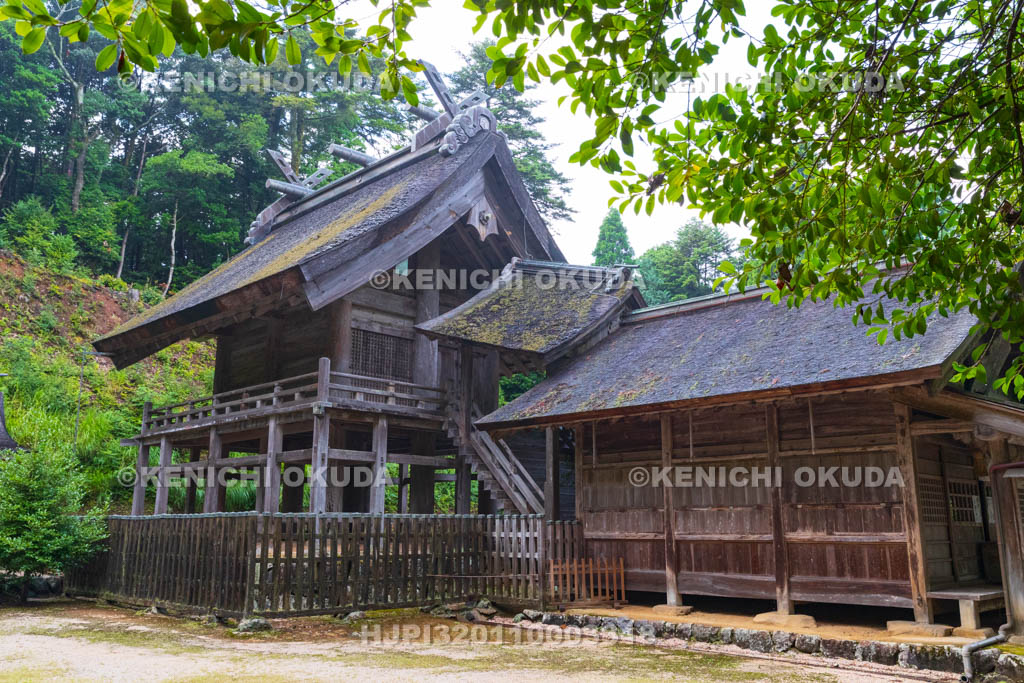 島根県　神魂（かもす）神社　拝殿と本殿（国宝）