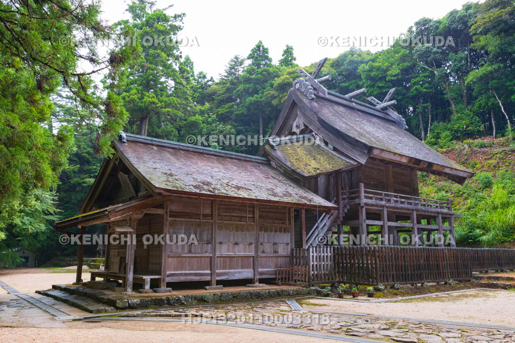 島根県　神魂（かもす）神社　拝殿と本殿（国宝）